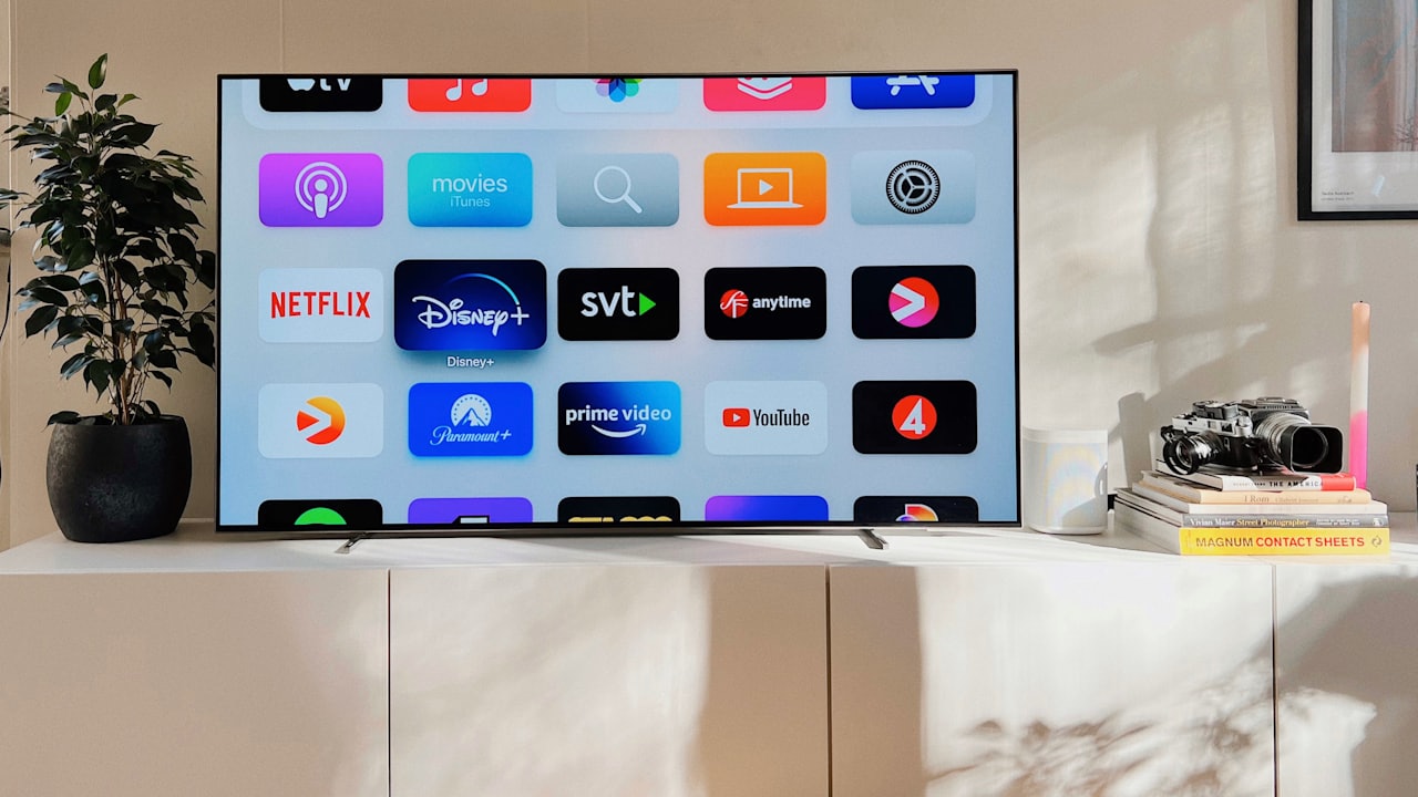 Téléviseur affichant une grille d'applications de streaming (Netflix, Disney+, Prime Video, YouTube)